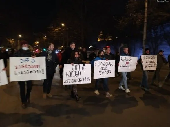 В Тбилиси пикетировали здание правительства с требованием отмены карантина