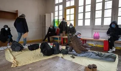 Близько 300 мігрантів в Парижі захопили будівлю колишнього дитячого садка