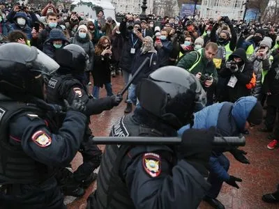 Протести на підтримку Навального: силовик вдарив жінку ногою у живіт, її рятують в реанімації