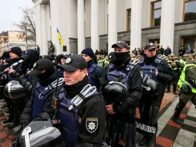 Акції протесту: правоохоронці посилили охорону в урядовому кварталі Києва