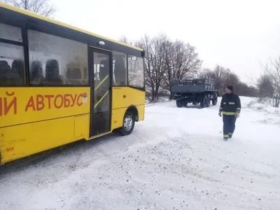 На Рівненщині два шкільні автобуси застрягли у заметах. У "снігових пастках" опинилось 26 дітей