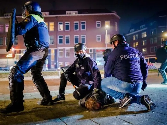 В Нидерландах продолжаются крупнейшие погромы за десятки лет из-за комендантского часа: детали