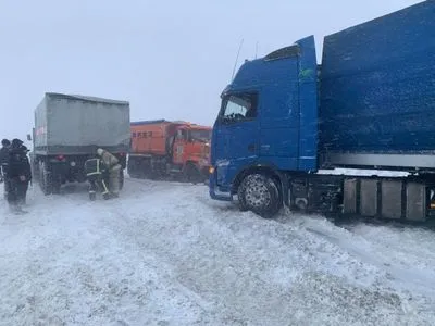 Суровая зима на западе Украины: ввели ограничения на движение грузовиков