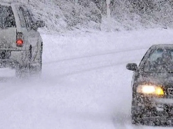 В Україну йдуть сильні снігопади: регіонам доручили чистити дороги та інформувати людей