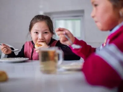 Пандемія: мільйони дітей по всьому світу були позбавлені доступу до шкільного харчування, багато хто хоче покинути навчання