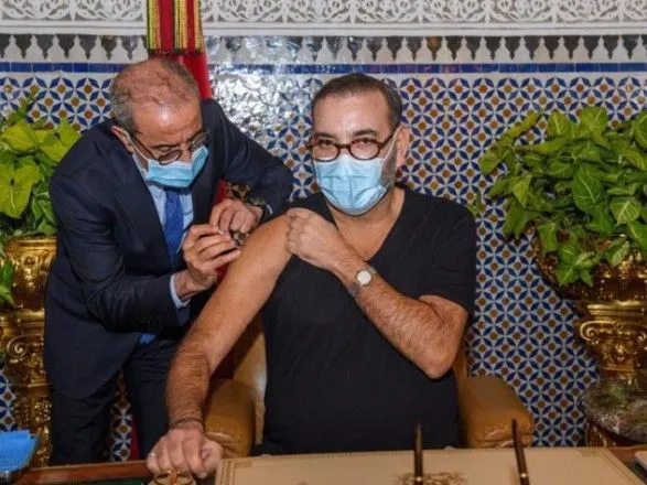 У Марокко першу дозу вакцини від COVID-19 отримав король