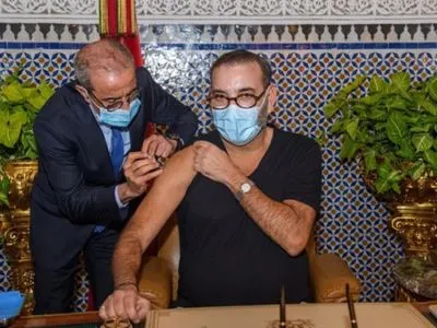 У Марокко першу дозу вакцини від COVID-19 отримав король