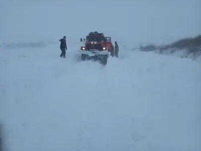 Украина в снежной ловушке: спасатели вытащили из сугробов более 600 авто, ряд дорог "закрыт" для движения