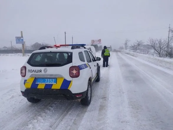 Одесскую трассу перекрыли из-за снегопада: на дороге пробка из 100 грузовиков