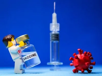 Недостаток вакцин: Зеленский снова просит помощи в ЕС, но блоку пока не до Украины