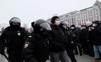 У Росії готуються до недільних протестів: влада перекриє центр Москви, поліція затримує журналістів