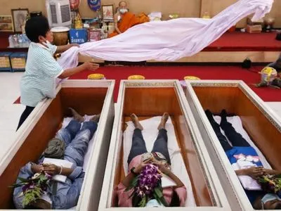 Антистрессовые похороны: в Таиланде набирает популярность странный ритуал