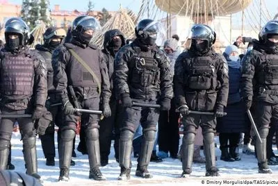 Хороводи, ОМОН на льоду та щонайменше 145 затриманих: у РФ проходять акції протесту на підтримку Навального