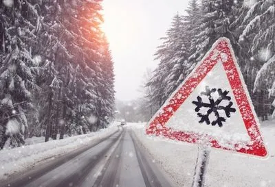Україну і далі засипає снігом: прогноз погоди та ситуація на дорогах