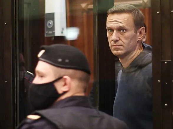 Срок для Навального: оппозиционер попросил жену не грустить и нарисовал сердечко