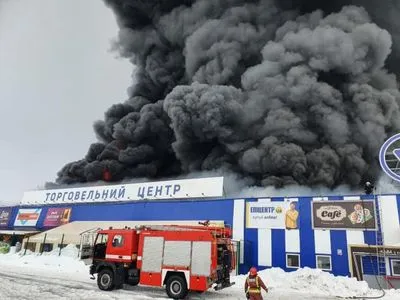 Для тушения масштабного пожара в ТЦ в Николаевской области направили дополнительную технику