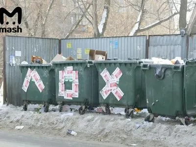 "Культурна" Росія: студент склав лайливі слова з листівок депутата і приклеїв на сміттєві баки