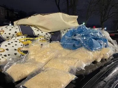 У Києві водій давав поліцейським 8 тисяч хабара, а в нього знайшли наркотиків на 20 млн грн