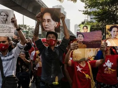 Переворот у М'янмі: представники відстороненої та затриманої очільниці країни повідомили про її стан