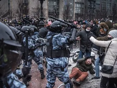 "Это только разминка": Кремль готов применить еще больше силы против протестующих - Reuters