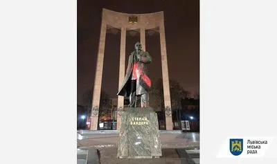 Пам'ятник Степану Бандері у Львові облили червоною фарбою