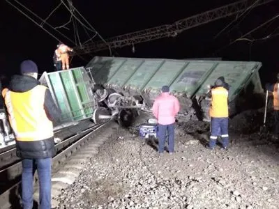 Аварія на залізниці: затримки поїздів сягають 3 годин, пасажирів підвозять автотранспортом