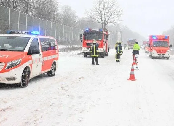 Непогода: в Германии снегопад вызвал транспортный хаос