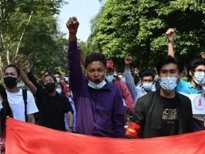 Переворот у М'янмі: десятки тисяч людей вийшли на акції протесту