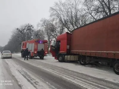 Україна у сніговій пастці: із заметів витягли понад 100 авто, 245 осіб отримали допомогу