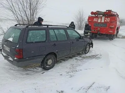 Україна у сніговій пастці: де досі обмежений рух транспорту і чому
