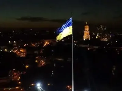 Главный флаг Украины приспустили из-за метели