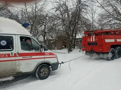 Украина в снежной ловушке: часть дорог до сих пор перекрыта