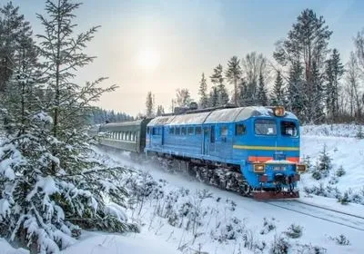 Непогода в Украине: в Укрзализныце обещают не отменять рейсов из-за большого снега