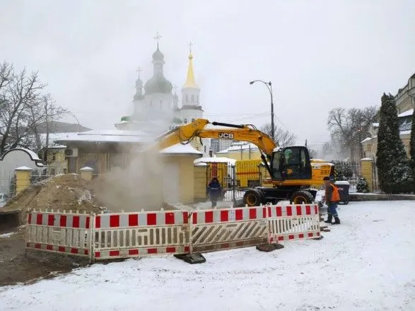 Частина центру Києва без гарячої води і тепла: біля Лаври прорвало трубу