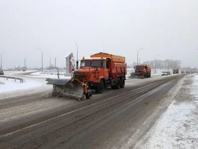 Через снігопади обмежено рух транспорту у шести областях