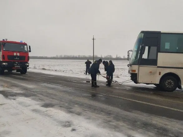 ukrayina-u-snigoviy-pasttsi-iz-zametiv-vityagli-15-shvidkikh-ta-10-avtobusiv