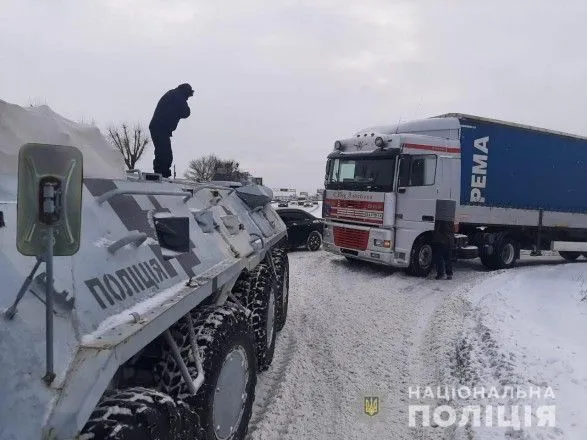 Непогода в Киеве: для помощи задействовали БТРы, на въездах застряли 1,4 тыс. фур