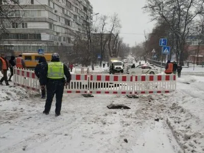 Очередной провал: в Киеве из-за аварии на коллекторе посреди дороги образовалась дыра