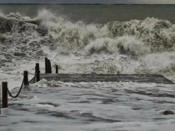 Негода дійшла до Чорного моря: синоптики попередили про п’ятиметрові хвилі та обледеніння суден