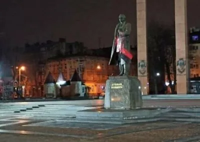 Полиция задержала подозреваемых в осквернении памятника Степану Бандере во Львове