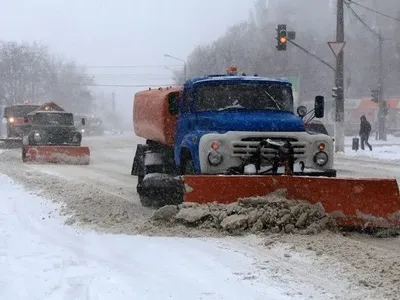 Негода в Україні: у двох областях обмежений рух вантажівок, працює снігоприбиральна техніка