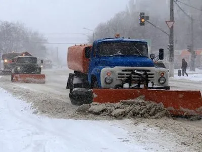 Непогода в Украине: в двух областях ограничено движение грузовиков, работает снегоуборочная техника
