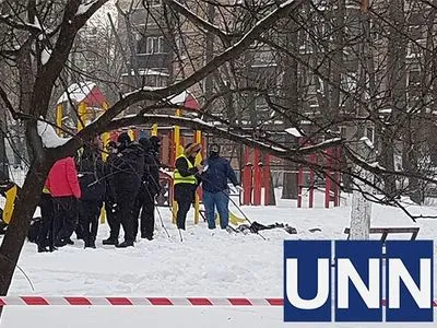 У Києві на дитячому майданчику стався вибух, є загиблий