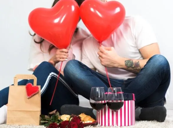Більшість українців планують подарунки на День святого Валентина - опитування