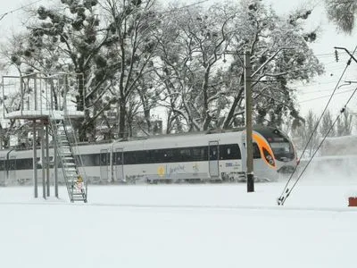 Снегопад заблокировал два пассажирских поезда - Укрзализныця