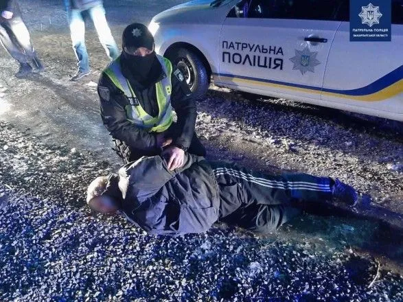 В Мукачево мужчина устроил стрельбу посреди улицы