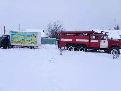 Украина в снежной ловушке: спасатели вытащили из сугробов около 50 автомобилей скорой помощи