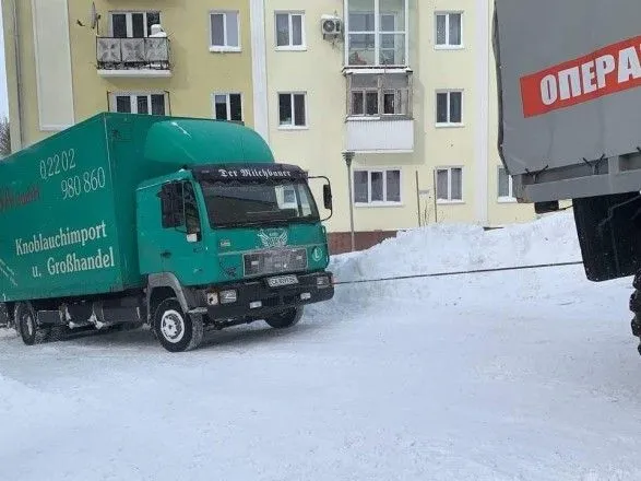 В Ровно спасатели вытащили из сугробов грузовик с оборудованием рок-группы "Беz обмежень"
