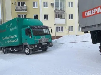 В Ровно спасатели вытащили из сугробов грузовик с оборудованием рок-группы "Беz обмежень"