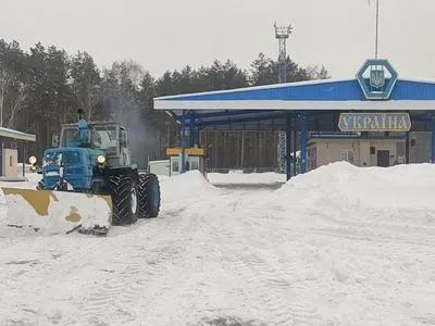 Снігова пастка: перед пунктом пропуску “Сеньківка” на кордоні з РФ та Білоруссю перебуває близько 120 вантажівок